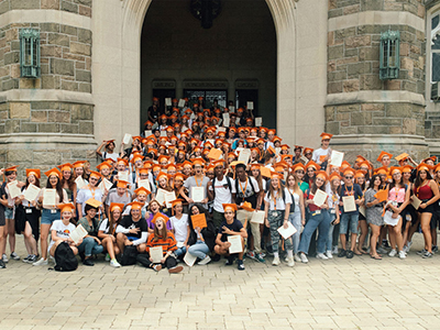 Gli studenti davanti al College